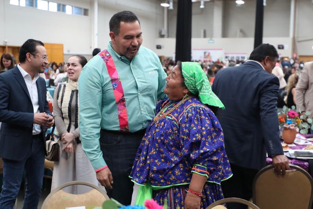 Cruz con Tarahumaras