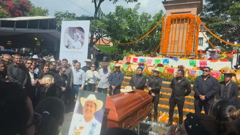 el-luto-y-la-indignacion-del-pueblo-de-uruapan-tras-el-asesinato-de-su-alcalde-carlos-manzo-1024x576