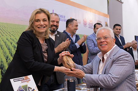 Maru-Campos-recibe-merito-nogalero-en-honor-a-Victor-Cruz-Russek