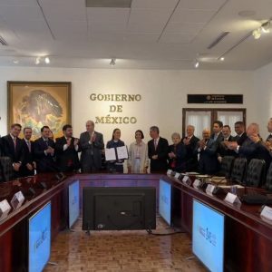 Sheinbaum y Gasolineros Pactan bajar el precio del diésel a 28.30 pesos el litro