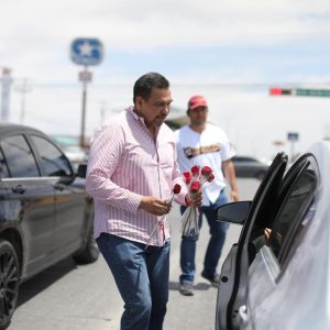 Sorprende a mamás presencia de alcalde Cruz Perez Cuellar; en transitado crucero
