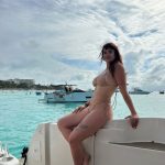 gala-montes-en-bikini