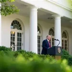 Trump acusa a 40 países, entre ellos México, de facilitar transbordo de productos chinos para eludir aranceles