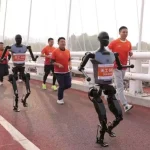 Más rápidos que Bolt: Robots humanoides chinos baten récords humanos en carreras de 100 y 400 metros