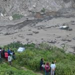 Riada en Nepal y China: van 939 muertos; rescatistas continúan búsqueda de desaparecidos