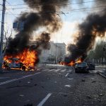 Putin bombardea puentes en Kiev y obliga a los diplomáticos a abandonar la ciudad