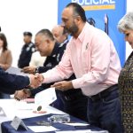 Alcalde reconoce a policías por su desempeño y años de servicio