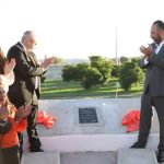Develan placa en honor a Javier González Mocken